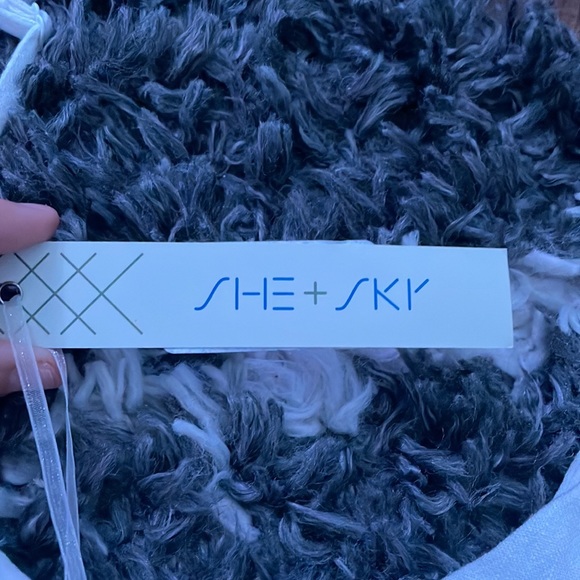 no stains and never worn - Picture 3 of 4